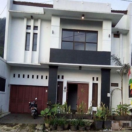 Homestay Villa Guci Tegal 테갈 외부 사진